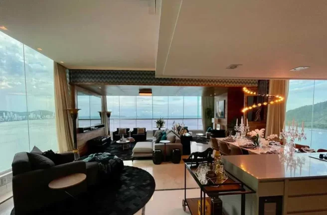 Imagem Cobertura Triplex frente mar com 7 suítes e 6 vagas de garagem em Balneário Camboriú