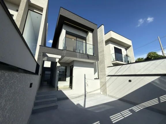 Vende Casa Moderna com 3 Dormitórios e Quintal Nova Jaguari