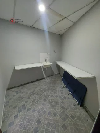 Imagem Salão comercial para alugar. Construido para ser uma igreja, com pulpito e amplo espaço para culto. Possui banheiros, copa, cozinha e escritórios.