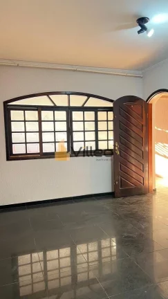 Imagem No coração da Vila Guaraciaba, esta residência une praticidade, privacidade e um espaço generoso...