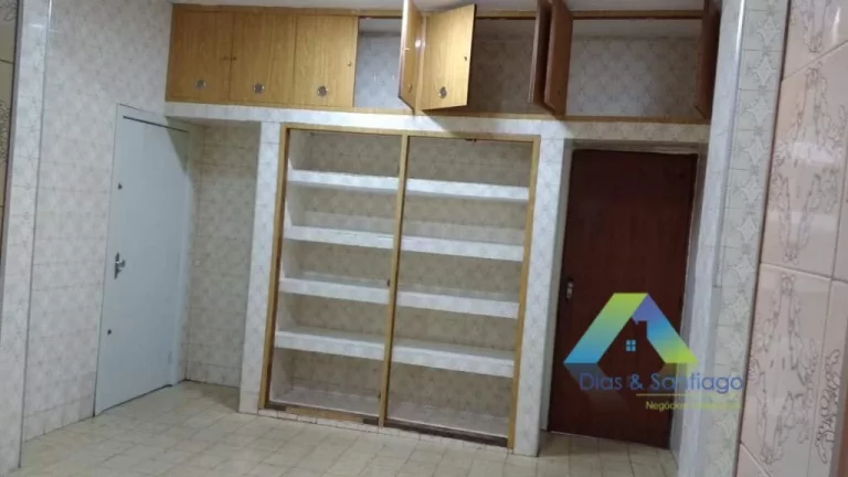 Imagem Linda casa 3 dormitórios,sendo 1 suite, 3 vagas de garagem, lavanderia, quintal com localização privilegiada fácil acesso a comércios .
