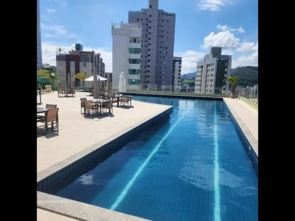 Imagem Amplo e iluminado apartamento com vista frontal para rua e piscina, que conta com sala de estar, sal...