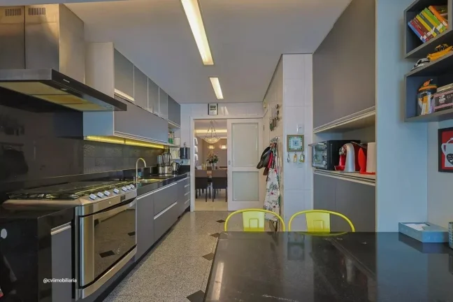 Imagem Localizado no bairro Cidade Nova, este apartamento oferece uma área de 240 metros quadrados, propor...