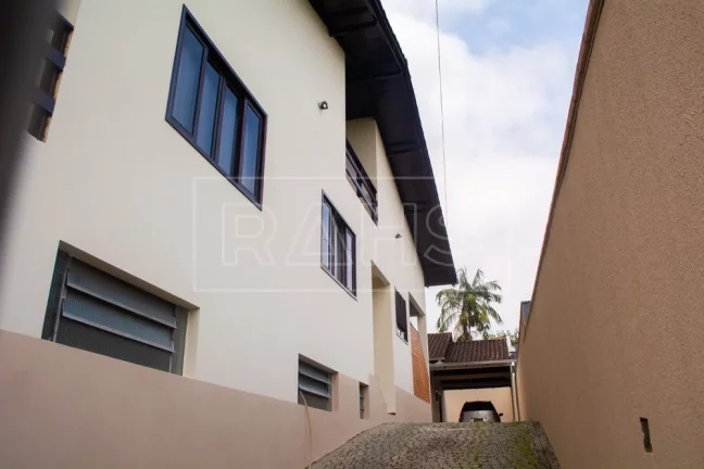 Imagem Excelente sobrado comercial e residencial, em rua pavimentada com vários comércios e fácil acesso...