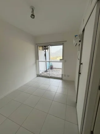 Imagem Imperdível cobertura à venda em Curicica, Rio de Janeiro - 2 quartos, 1 sala, 1 banheiro, 2 vagas de garagem, 130m² de área.