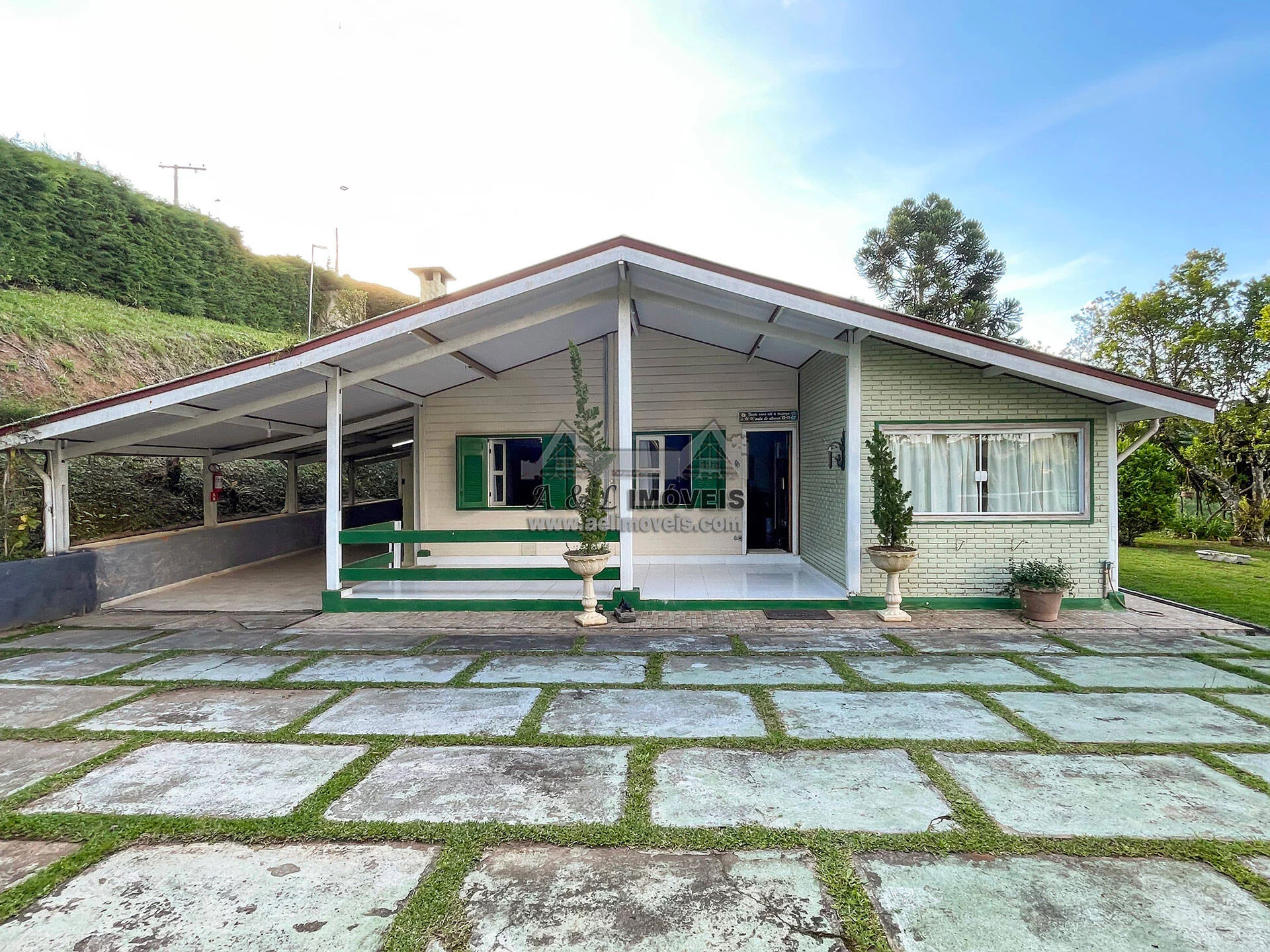 Imagem Casa à venda em Campos do Jordão - Com vista panorâmica e lareira