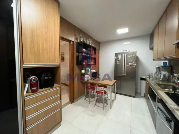 Imagem 04 Quartos sendo 02 suítes e 3 vagas de garagem Prédio Frente Mar