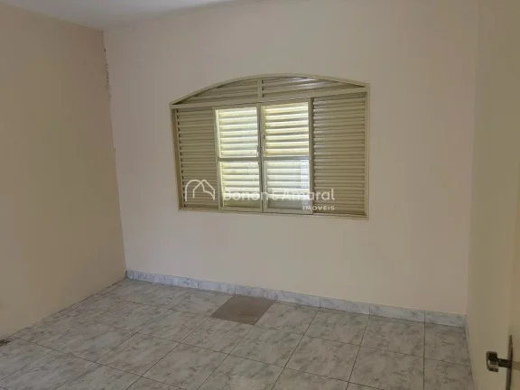 Imagem Casa para locação no bairro Taquaral em Campinas/SP. Na parte superior, living para 2 ambientes, 3...