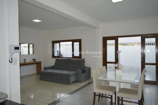 Imagem Linda casa com 3 quartos sendo 1 suíte com banheira de hidromassagem, armário embutido, sala de es...