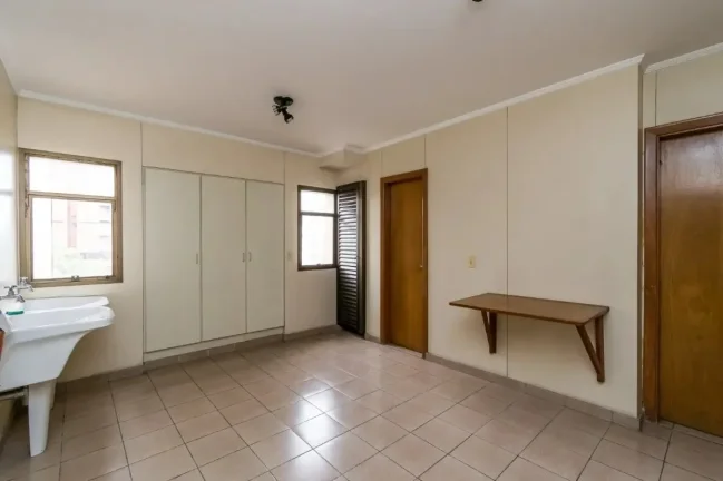 Imagem Apartamento 370M², 4Q, 3 Suítes, 5 Banheiros, 4 Vagas, Lareira, Piscina Coberta, Sauna Seca e Úmida, Salão de Festas, Depósito, Dep. Compl. de Serviço