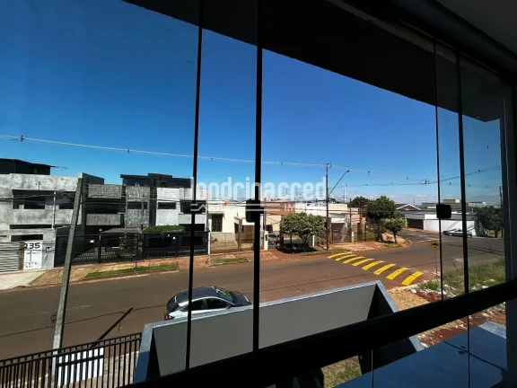Imagem Sobrado à venda na Zona Oeste de Londrina: 3 suítes, banheiro social, área gourmet, 2 vagas de garagem, 100m² construídos em terreno de 130m²