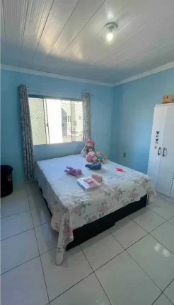 Imagem Sobrado amplo com 2 dormitórios e 2 vagas de garagem, com espaço lateral no Centro de Camboriú.