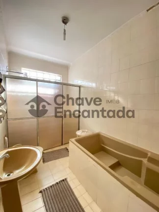 Imagem Casa grande com piscina e sustentabilidade.