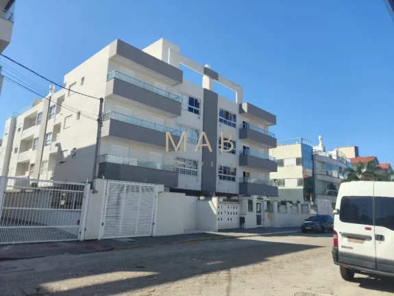 Imagem Apartamento de 2 dormitórios sendo 1 suíte, sala, cozinha, lavanderia, banheiro social, churrasqueira e vaga de garagem. O condomínio conta com elevad