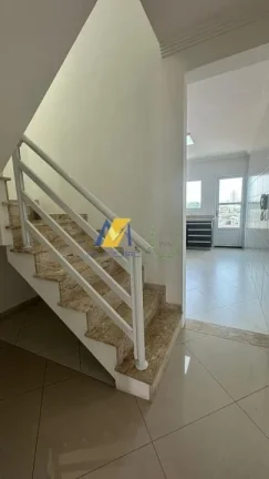 Imagem Sobrado à Venda com 181m², 3 dormitórios, 1 suíte, 1 sala e 5 vagas!!!