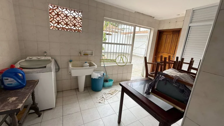 Imagem Casa térrea de esquina com a praia com terreno terreno e edícula já alugada