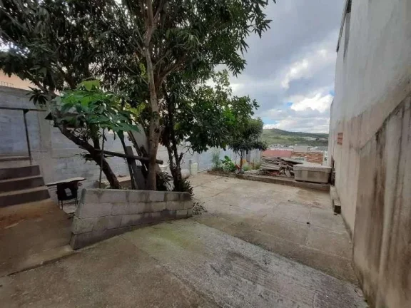 Imagem Ótima oportunidade! Lote murado de 160m2 com materiais de construção no bairro Caiçaras, Barbacena