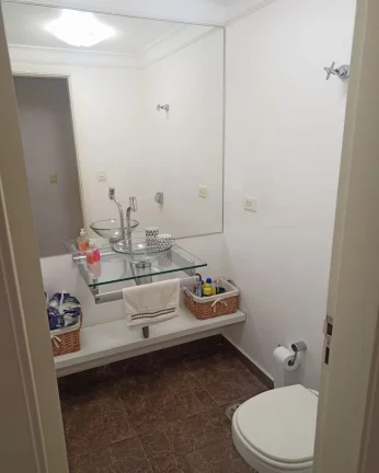 Imagem Apartamento com living para 02 ambientes, piso de tacos, dormitórios com armários, closet, banheir...