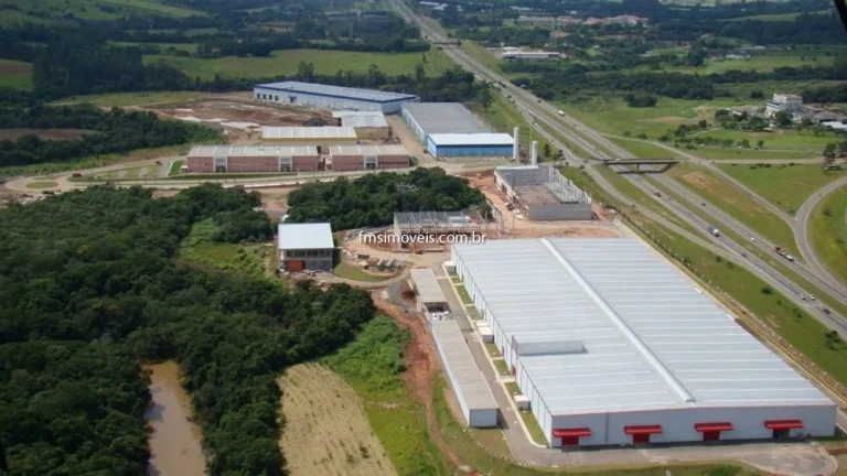 Imagem Galpão Comercial para Locação em Atibaia-SP, Bairro Ponte Alta: 3 Banheiros, 12 Vagas e 1.526m² de Área