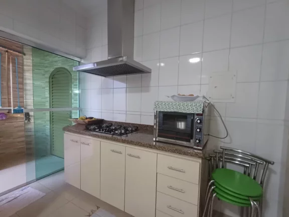 Imagem Sobrado para venda em Vila Santo Antônio com 4 quartos, sendo 2 suítes, 228m2