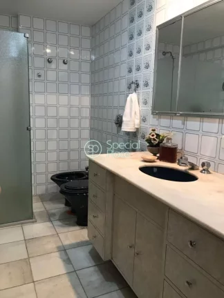 Imagem Oportunidade para reforma!!! Apartamento amplo com 180m2, 3 dormitórios ( 2 suítes ) e 2 vagas na ...