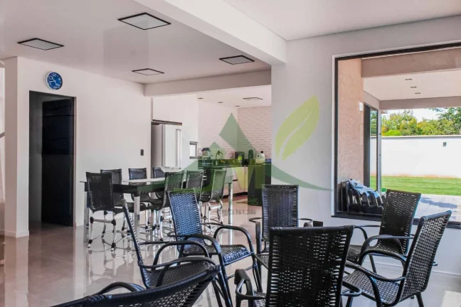 Imagem Linda Casa à Venda em Condomínio Fechado em Atibaia