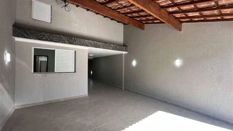 Imagem Espaçosa Casa Geminada à Venda no Mirim, Praia Grande - 2 Quartos