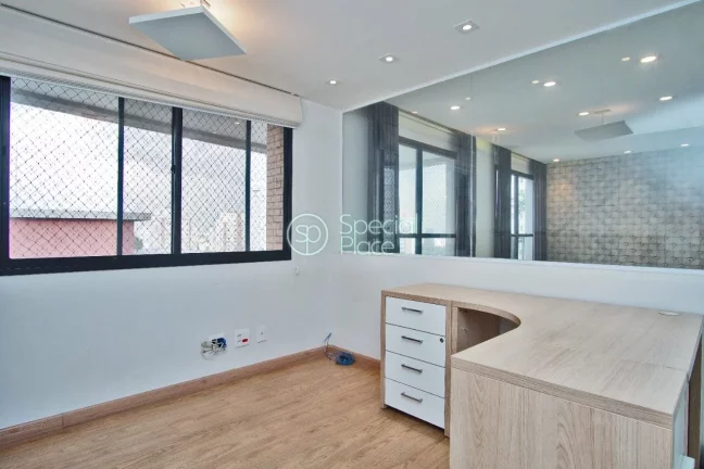 Imagem Excelente apto no Panamby - Área: 184,00m² - Amplo living com pé direito duplo ( persianas automa...