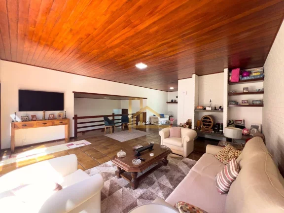 Imagem Casa Linear com 5 suítes dentro de condomínio clube - Apenas 3 minutos da Feirinha do Alto