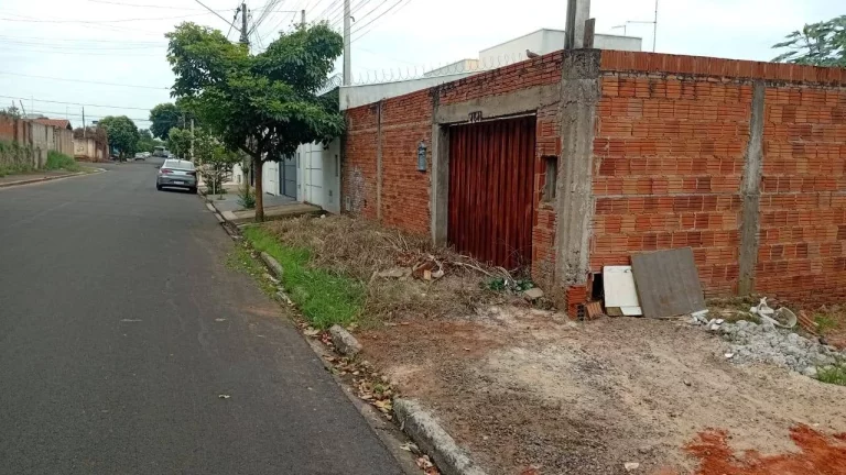 Imagem VENDE-SE ÓTIMO TERRENO PLAINO, MURADO DE 02 LADOS