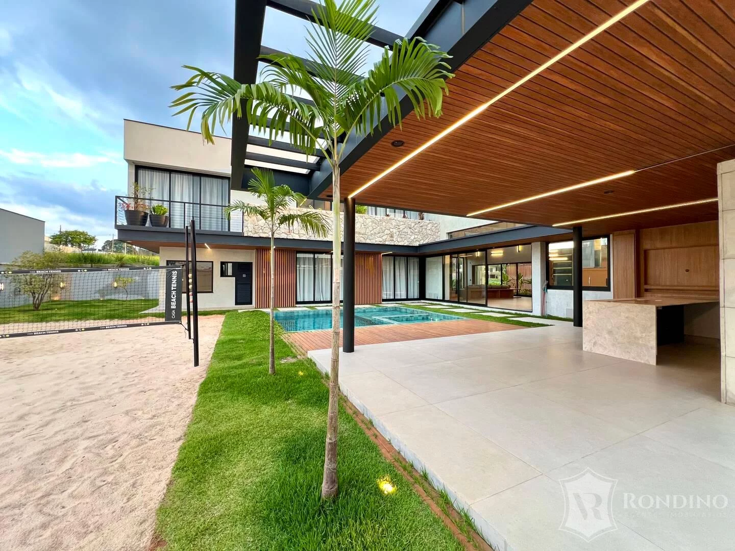 Imagem Casa sobrado em condomínio, 04 suítes, varanda gourmet, piscina
