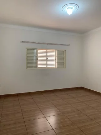 Imagem Imperdível! Casa à venda em Franca-SP, bairro Cidade Nova, com 2 quartos, 2 salas, 1 banheiro, 4 vagas de garagem, 170m². Venha conferir!