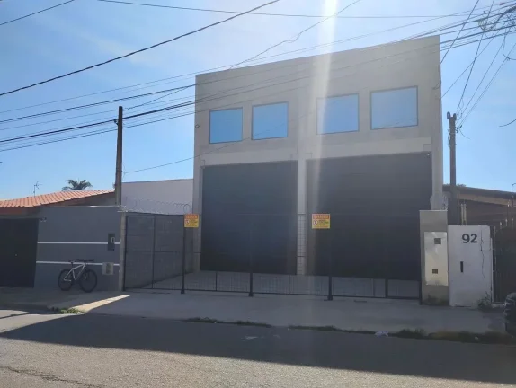 Barracão Comercial para Locação no Jardim Guarujá - Sorocaba-SP: 1 Sala, 2 Banheiros, 3 Vagas de Garagem - 270m²