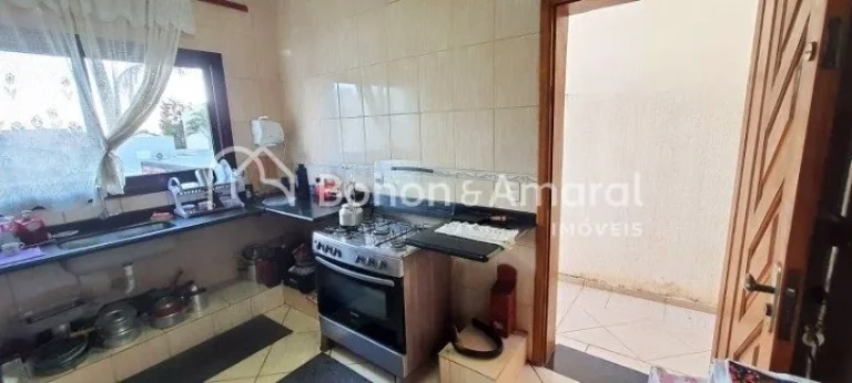 Imagem Excelente casa com 3 dormitórios, sendo 1 suíte com varanda, banheiro social, e um living amplo qu...