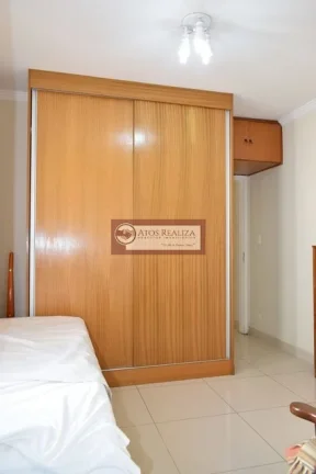 Imagem Sobrado no Jardim Umuarama com 4 quartos, sendo 2 suítes, sala de estar, lavabo, sala de jantar, cozinha e ampla copa. Piso em porcelanato, tanto no térreo como no andar superior. Armários nos quartos e cozinha. Home office/edícula completa, lavanderia, e