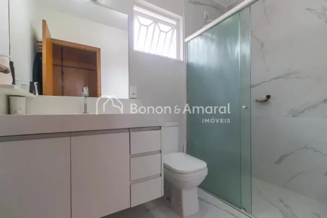 Imagem Casa espaçosa disponível para venda, com 5 quartos, incluindo 2 suítes, e 4 banheiros. O imóvel ...