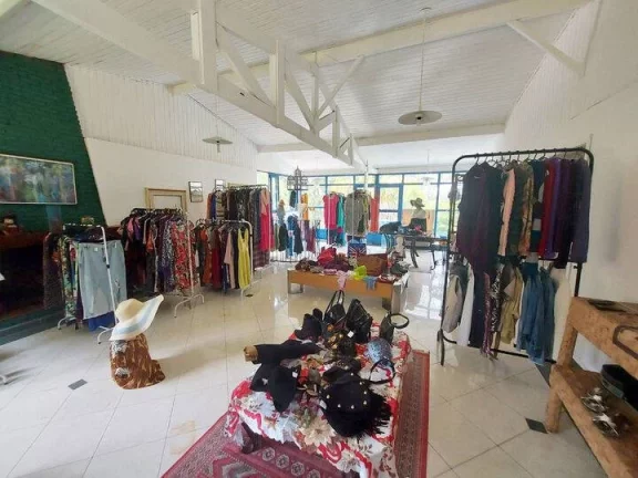 Imagem Casa comercial na Granja Viana. Localizada em via de acesso ao Km 23