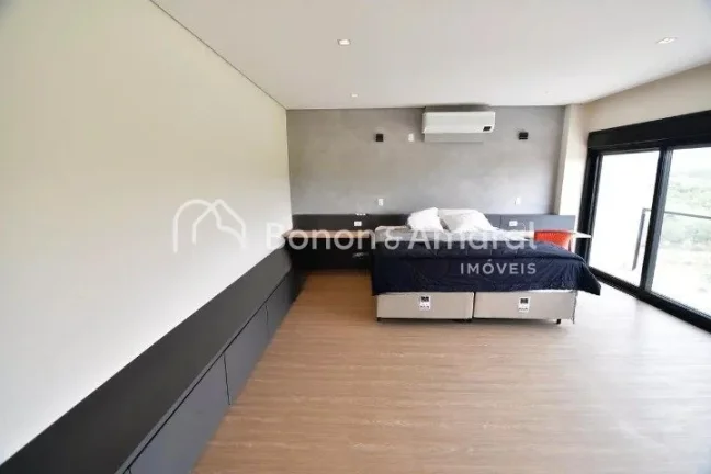 Imagem Esta elegante residência, construída há apenas 2 anos, está situada em um terreno de 450m² e po...