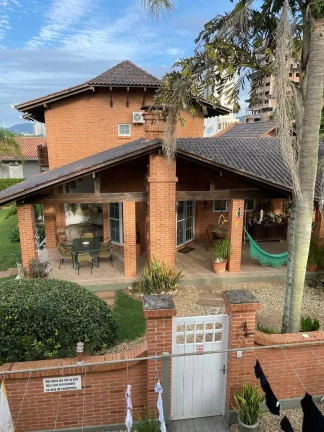 Imagem Casa alto padrão pé na areia com 3 suítes e 2 vagas de garagem no centro de Balneário Piçarras
