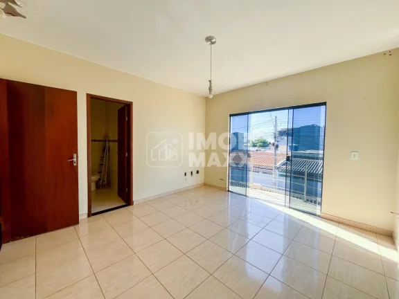 Imagem Descubra o conforto e a praticidade de viver em uma casa espaçosa à venda em Samambaia Sul, com 279m² de área útil. Este imóvel conta com 3 dormitórios, sendo 1 suíte, além de 3 banheiros, proporci