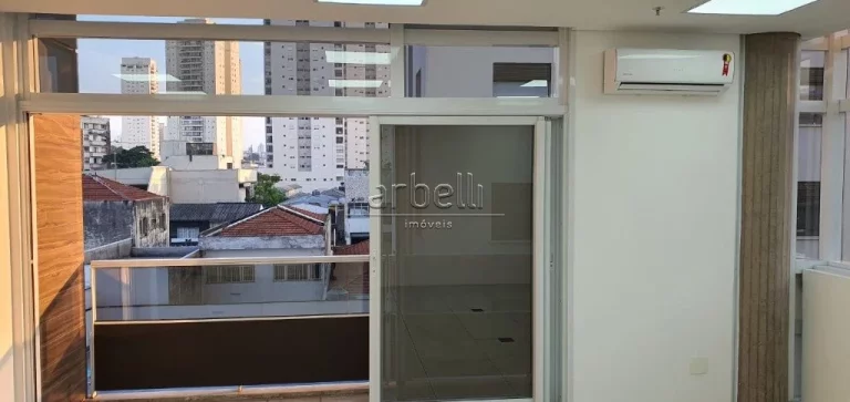Imagem Sala com 43 metros quadrados com 2 pontos para ar-condicionado, 1 banheiro, janelas amplas, piso de ...