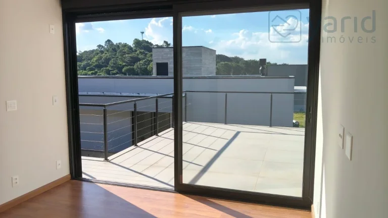 Imagem Casa de luxo em condomínio à venda em localização privilegiada: 4 quartos, 4 suítes, 3 salas, 5 banheiros, 2 vagas de garagem.