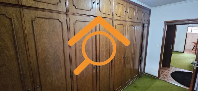 Imagem Casa Comercial para Locação em Interlagos, São Paulo - 2 Quartos, 1 Sala, 2 Banheiros, 4 Vagas de Garagem - 175m²