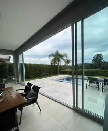 Imagem Casa de alto padrão com 4 suítes e 8 vagas de garagem no Centro de Camboriú