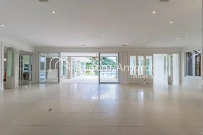 Imagem Sobrado amplo e luxuoso, com área construída de 835 m².

A residência possui no piso superior 4 ...