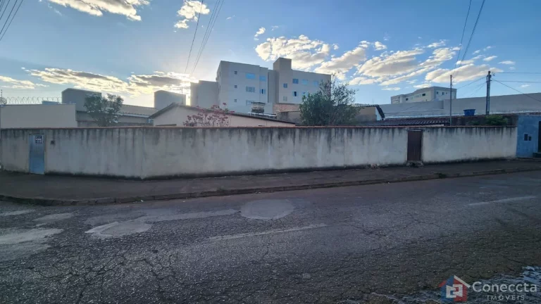 Imagem Terreno de Esquina à Venda na Vila Garcia – Patos de Minas | 280m² Murado