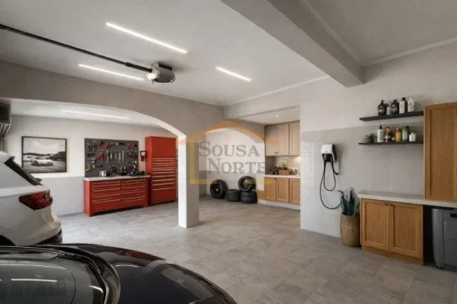 Imagem Sobrado com 258 m² de área construída. Possui 4 dormitórios, sendo 3 suítes, 6 banheiros, livin...