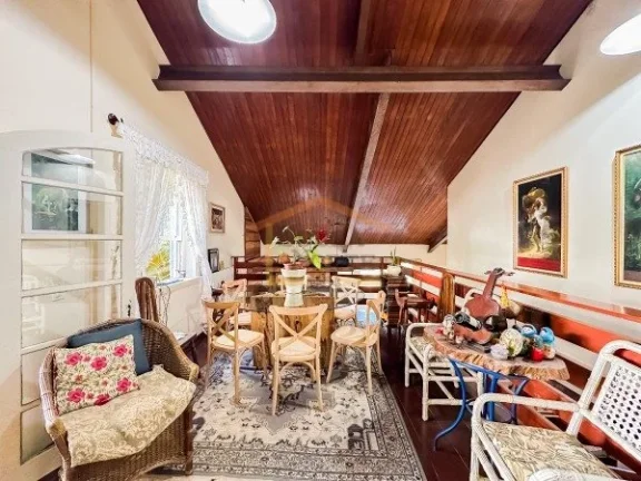 Imagem Casa com 330m² de área construída e terreno de 1.050m². Possui 4 dormitórios, sendo 2 suítes, ...