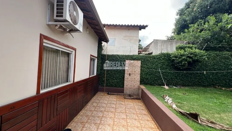 Imagem Casa à venda no Fabrício, Uberaba: 3 dormitórios, churrasqueira e móveis planejados.