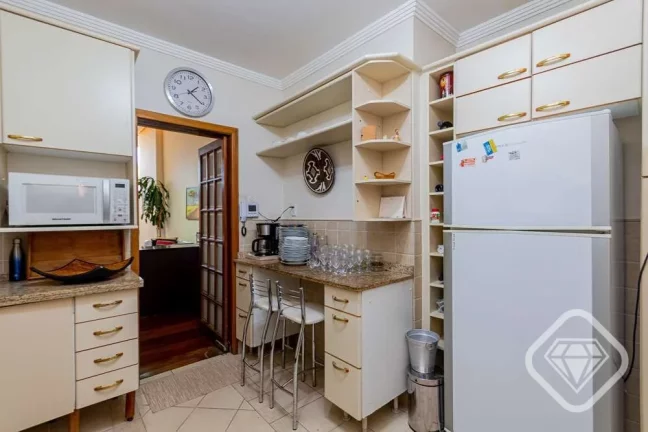 Imagem Casa ampla na Tristeza com terreno generoso e duas construções independentes.

Esta propriedade of...